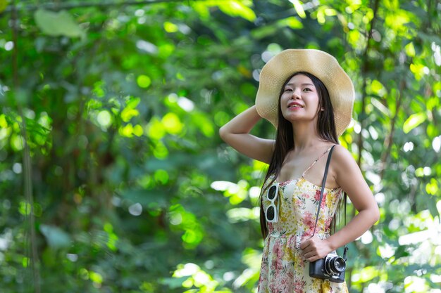 公園の幸せの美しいアジアの女性