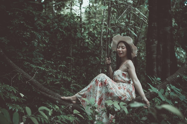 счастье красивая азиатская женщина в соломенной шляпе в парке