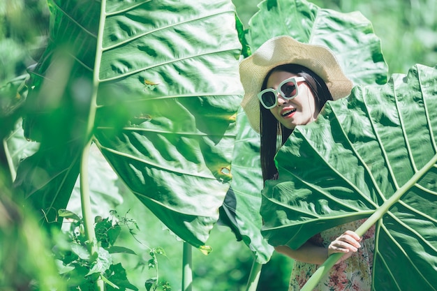행복 아름 다운 아시아 여자는 공원에서 선글라스를 쓰고