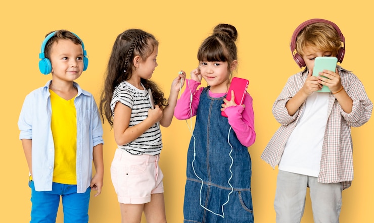 無料Photo 音楽を聴いているキュートで愛らしい子供たちの幸せグループ