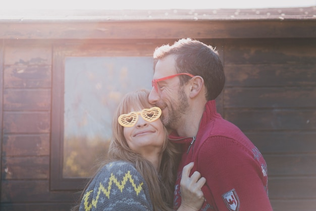 Счастливая пара взрослых с сердцем очки