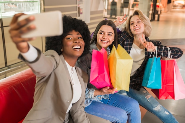 Selfieを取って幸せな大人の女性