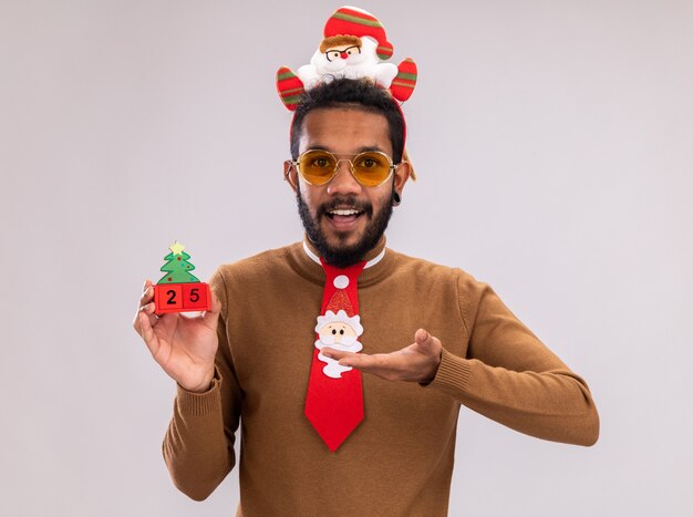 Felice uomo afroamericano in maglione marrone e orlo di babbo natale