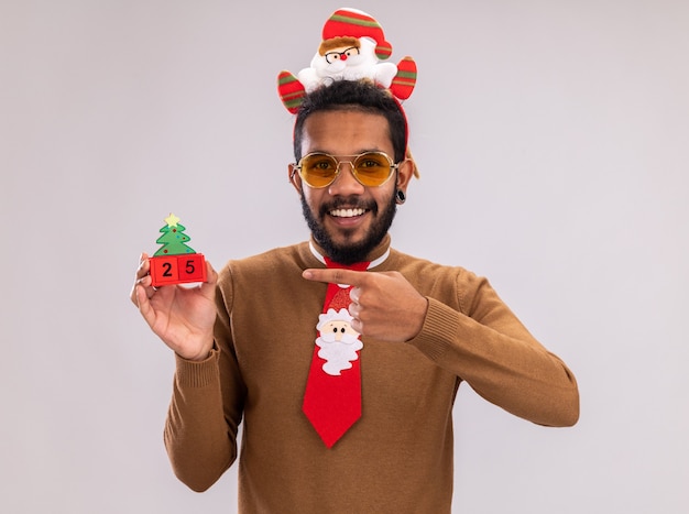 Felice uomo afroamericano in maglione marrone e orlo di babbo natale