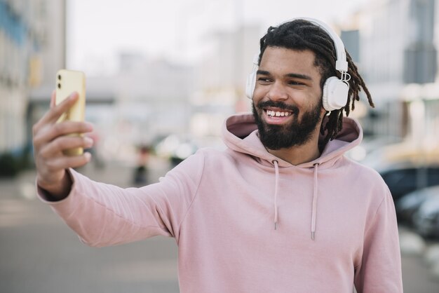 행복 한 afroamerican 남자는 selfie를 복용