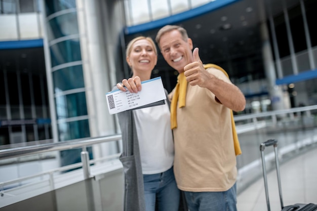 カメラに向かってポーズをとっている幸せな航空会社の乗客