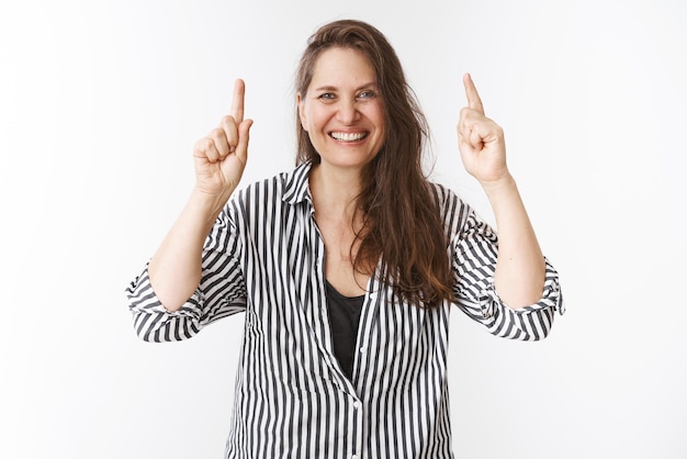 Free photo happy and amused carefree elderly woman feeling healthy and fresh