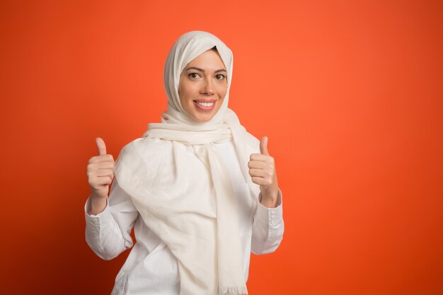 Hijab에서 행복 한 아랍 여자입니다. 웃는 소녀, 스튜디오 배경에서 포즈의 초상화