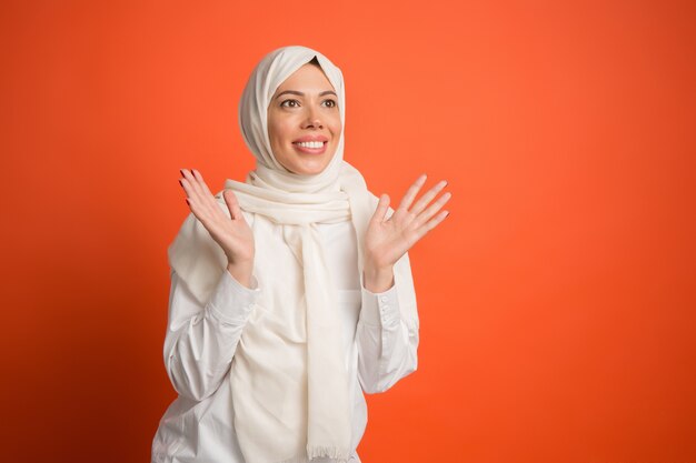 Hijab에서 행복 한 아랍 여자입니다. 웃는 소녀, 스튜디오 배경에서 포즈의 초상화