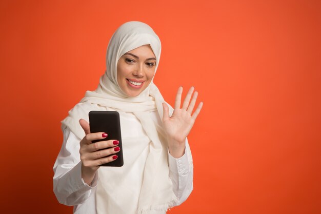 휴대 전화 selfie 만들기와 hijab에서 행복 한 아랍 여자.
