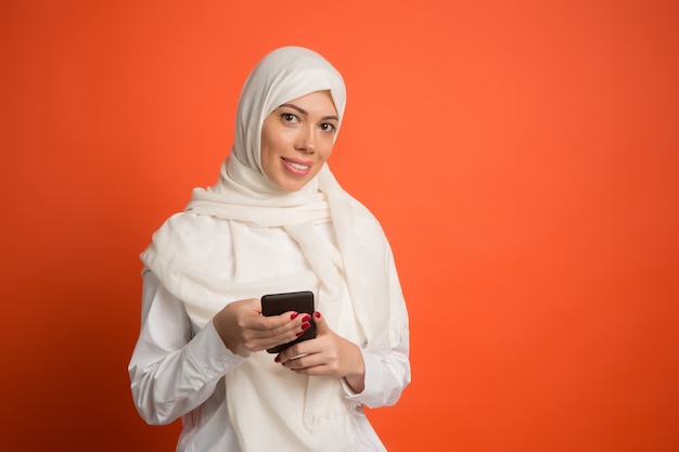 Hijab에서 행복 한 아랍 여자