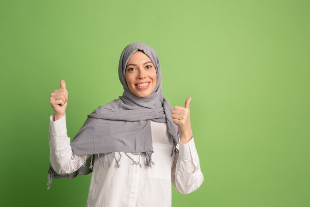 Счастливая арабская женщина в хиджабе