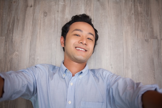 무료 사진 바닥에 selfie를 만드는 행복 한 아시아 사업가