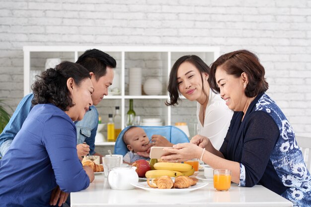 朝食のテーブルで幸せなアジア家族