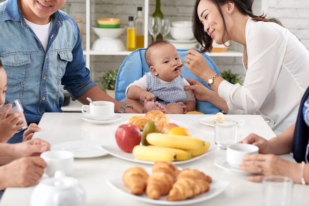 朝食で幸せなアジア家族