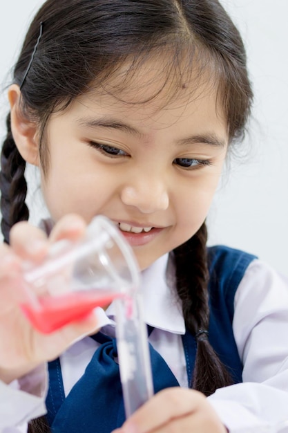 학교 실험실에서 과학 실험을 하는 행복한 아시아 학생 소녀