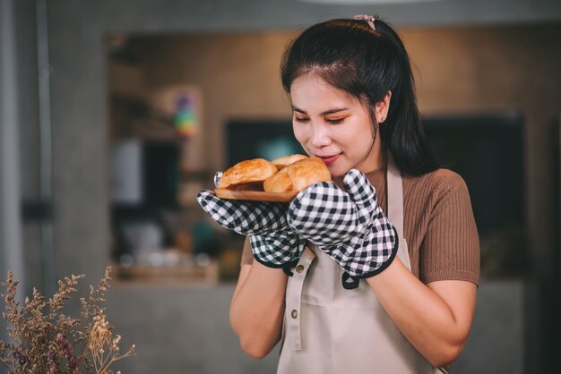 집에서 홈메이드 베이커리를 요리하는 행복한 아시아 여성 중소기업 창업 개념