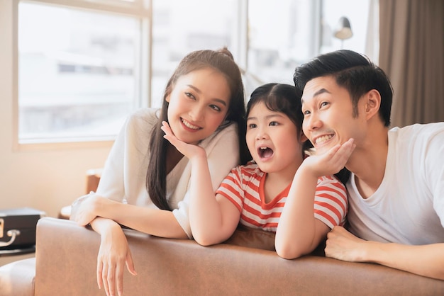행복한 매력적인 젊은 아시아 가족 초상화 인생 가족의 날 개념에서 건강한 조화 아시아 가족 남자 여자와 함께 좋은 시간을 보내는 어린 소녀