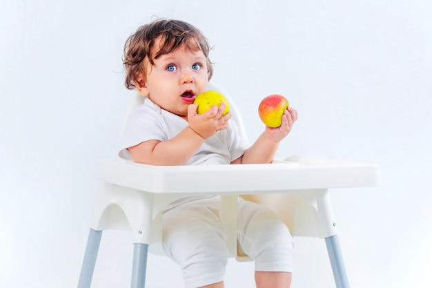 座っていると食べる幸せな男の子