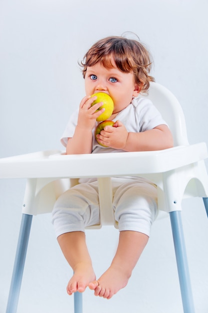 座っていると食べる幸せな男の子