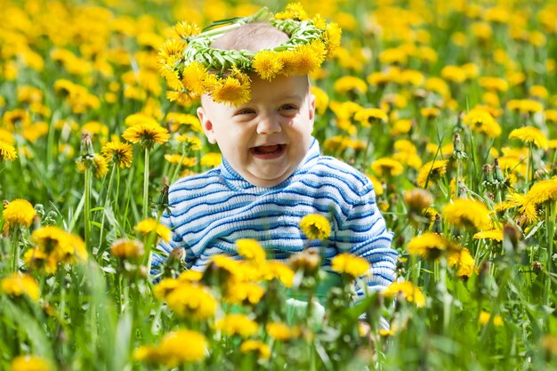 花の草原で幸せな赤ちゃん