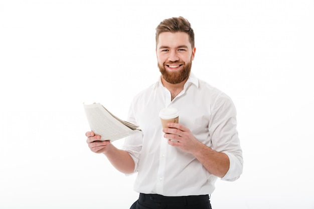 Счастливый бородатый человек в деловой одежде, держа газету