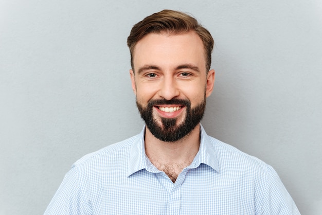 Free photo happy bearded man in business clothes looking at the camera
