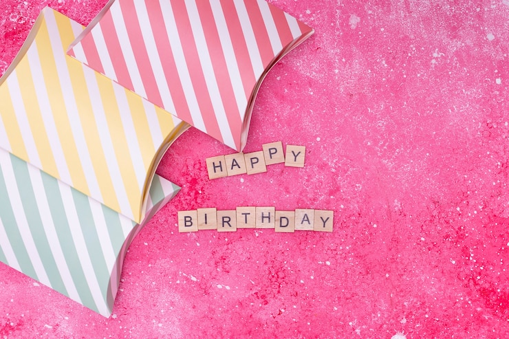 Free Photo happy birthday arrangement on pink background
