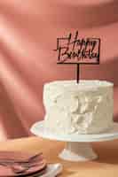 Foto gratuita disposizione della torta di buon compleanno