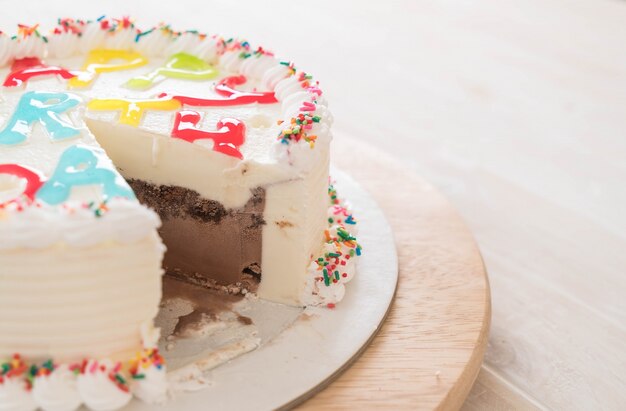 Free photo happy birthday cake on table