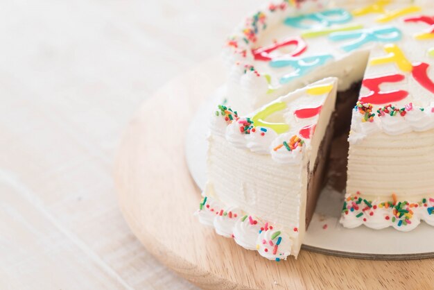 Torta felice di compleanno sul tavolo