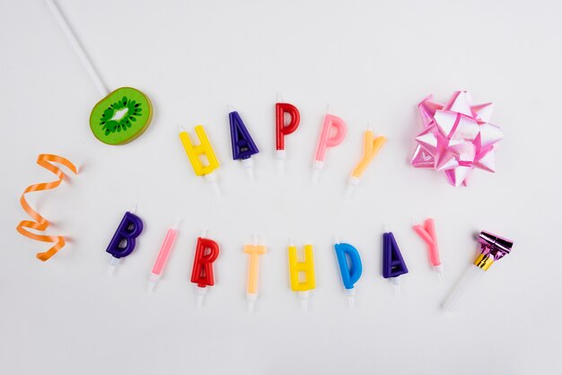 С днем рождения свечи с разноцветными предметами
