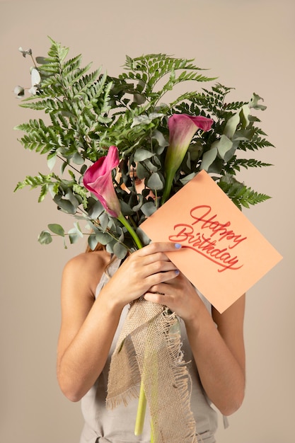 Открытка с днем рождения с ассортиментом цветов