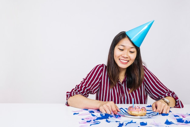 Free photo happy birthday girl with donut