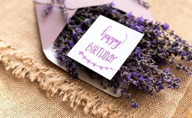 Buon compleanno bouquet di lavanda