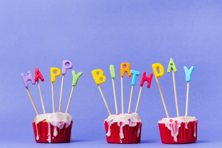 Free Photo happy birthday lettering on cupcakes 