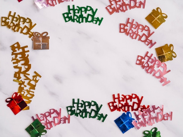 Бесплатное фото С днем рождения слова и подарки конфетти