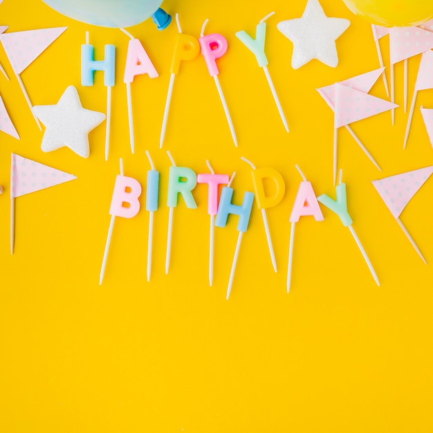 Free photo happy birthday writing and pink flags