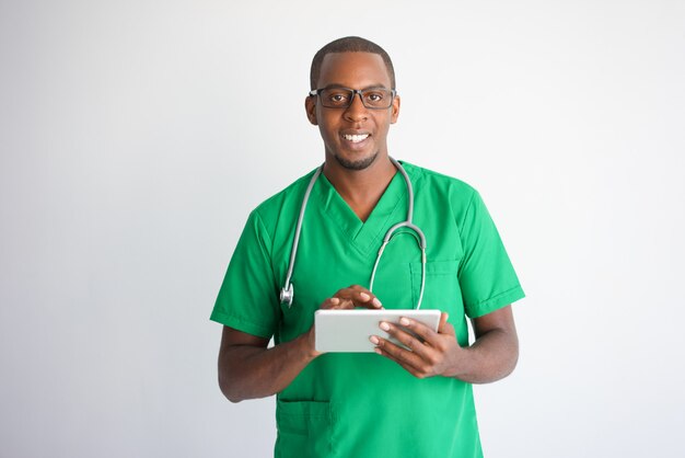 태블릿 컴퓨터를 사용하여 행복 흑인 남성 의사. 의학 개념의 기술입니다.