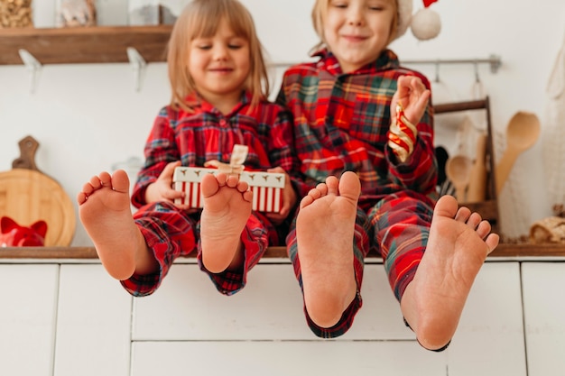 無料写真 クリスマスプレゼントを持って幸せな男の子と女の子