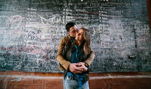 ハッピー少年受け入れと彼のガールフレンドにキス