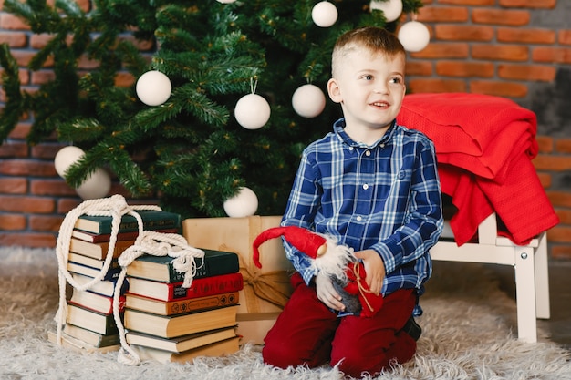 Ragazzo felice che gioca dall'albero