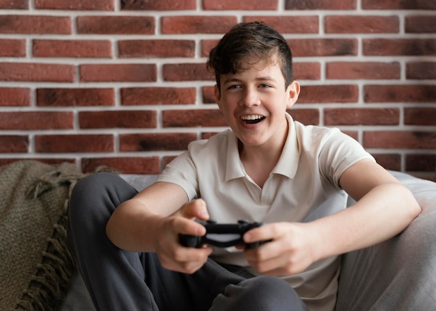 Счастливый мальчик играет в видеоигру