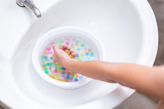 orbeez ボールで遊ぶ幸せな少年