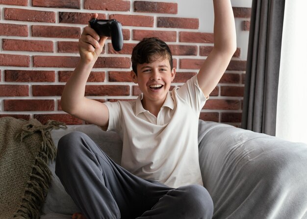 Счастливый мальчик выигрывает видеоигру