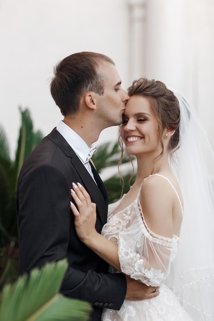 Foto gratuita felice sposa e sposo all'aperto