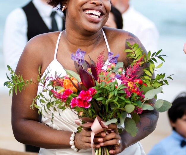 Счастливый жених и невеста на свадебной церемонии на тропическом острове