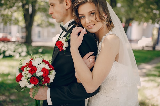 Foto gratuita sposa felice abbracciando il marito