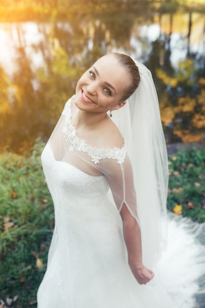 Sposa felice con un bel sorriso