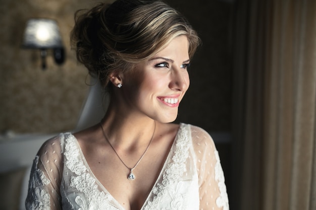 Foto gratuita sposa felice con un bel sorriso